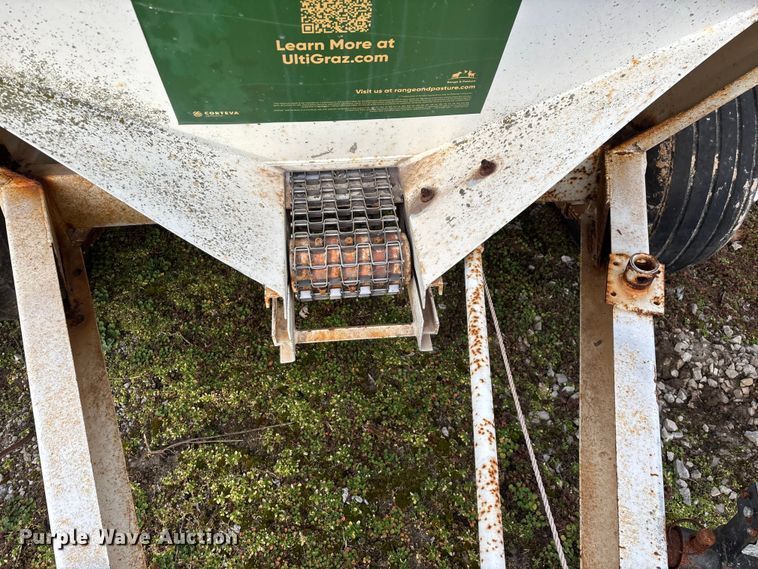 image for item FG0074 Willmar 500 spreader