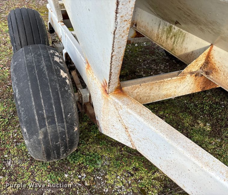 image for item FG0074 Willmar 500 spreader