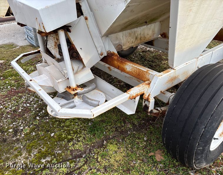 image for item FG0074 Willmar 500 spreader