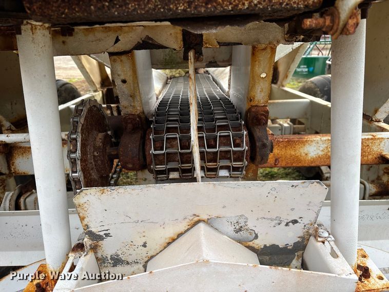 image for item FG0074 Willmar 500 spreader