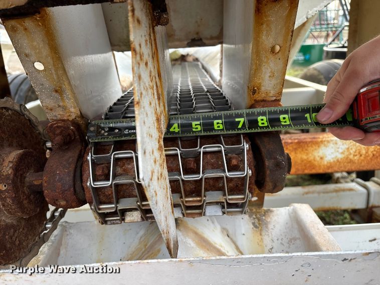 image for item FG0074 Willmar 500 spreader