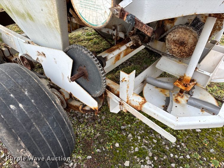 image for item FG0074 Willmar 500 spreader