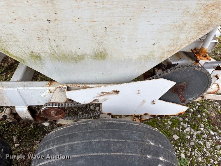 image for item FG0074 Willmar 500 spreader