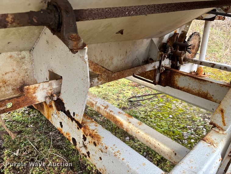 image for item FG0074 Willmar 500 spreader