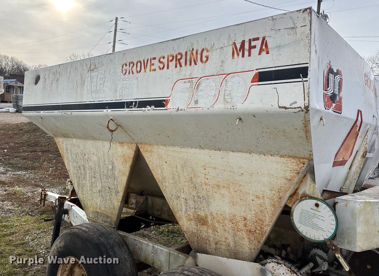 image for item FG0075 Willmar 500 spreader