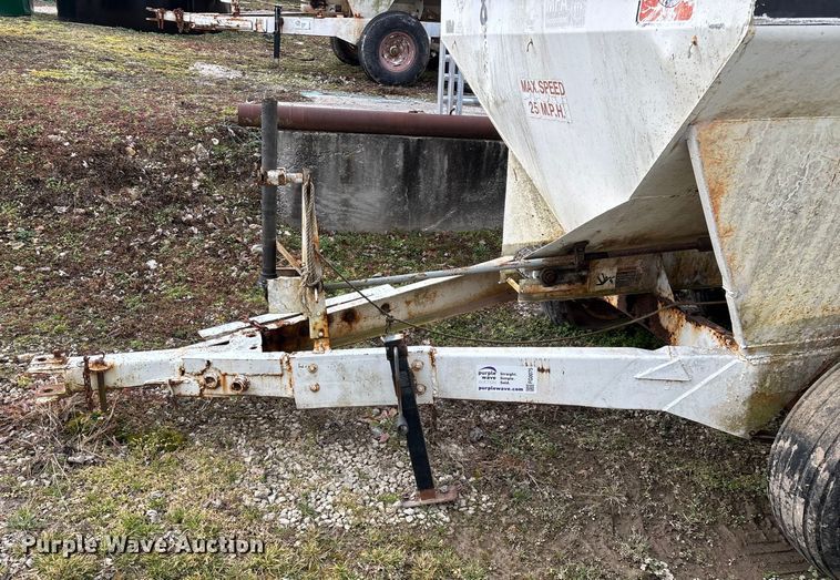 image for item FG0075 Willmar 500 spreader