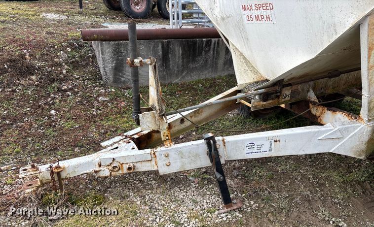 image for item FG0075 Willmar 500 spreader