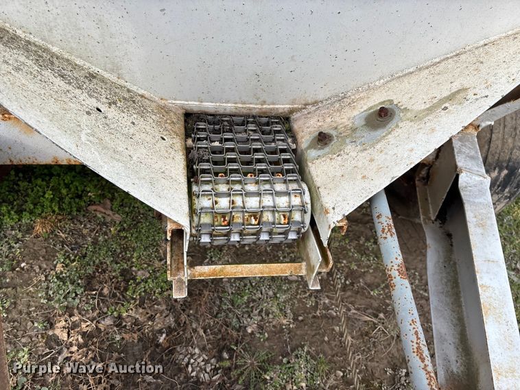 image for item FG0075 Willmar 500 spreader