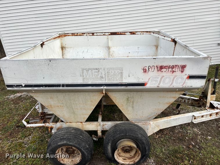 image for item FG0075 Willmar 500 spreader