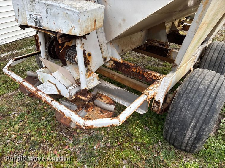 image for item FG0075 Willmar 500 spreader