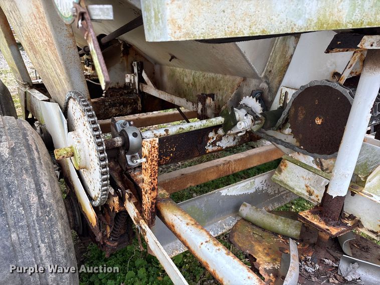 image for item FG0075 Willmar 500 spreader