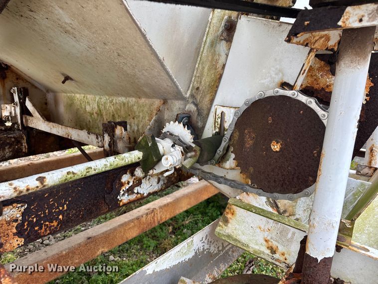 image for item FG0075 Willmar 500 spreader