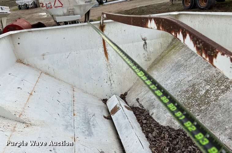 image for item FG0075 Willmar 500 spreader