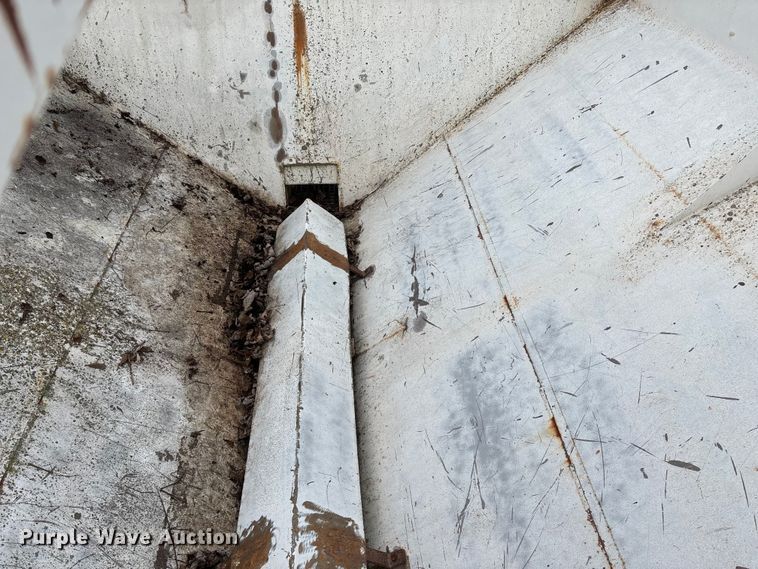 image for item FG0075 Willmar 500 spreader