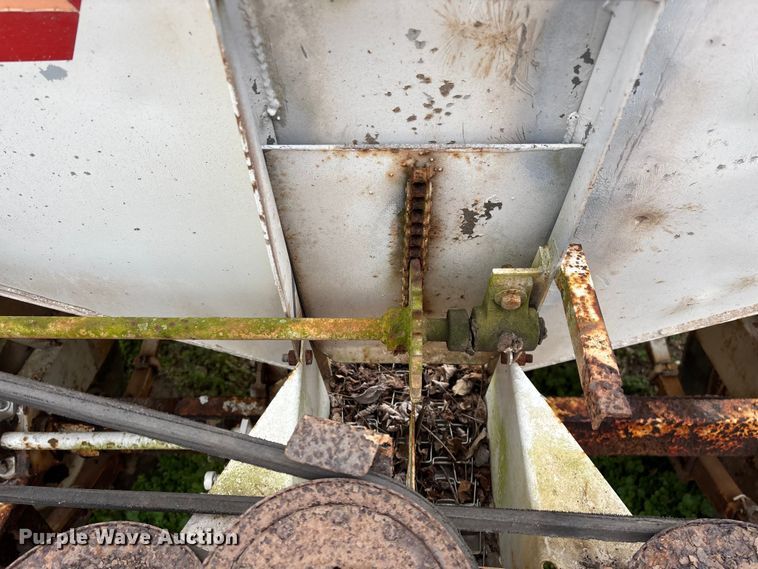 image for item FG0075 Willmar 500 spreader