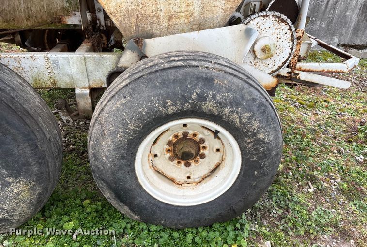 image for item FG0075 Willmar 500 spreader