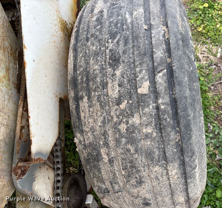 image for item FG0075 Willmar 500 spreader