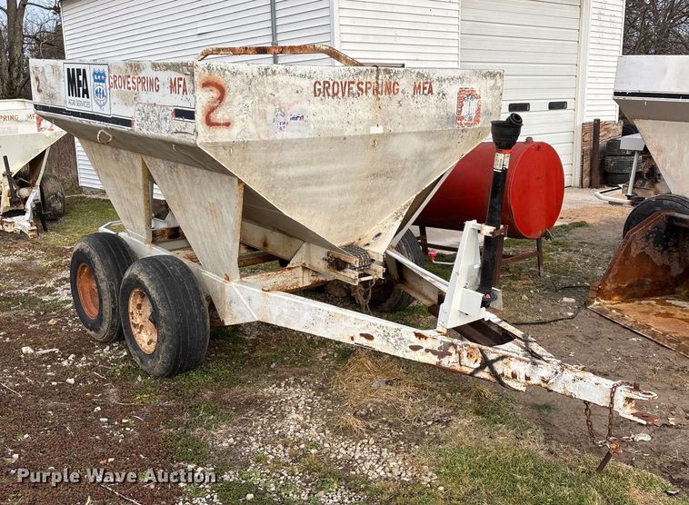 image for item FG0076 Willmar 500 spreader