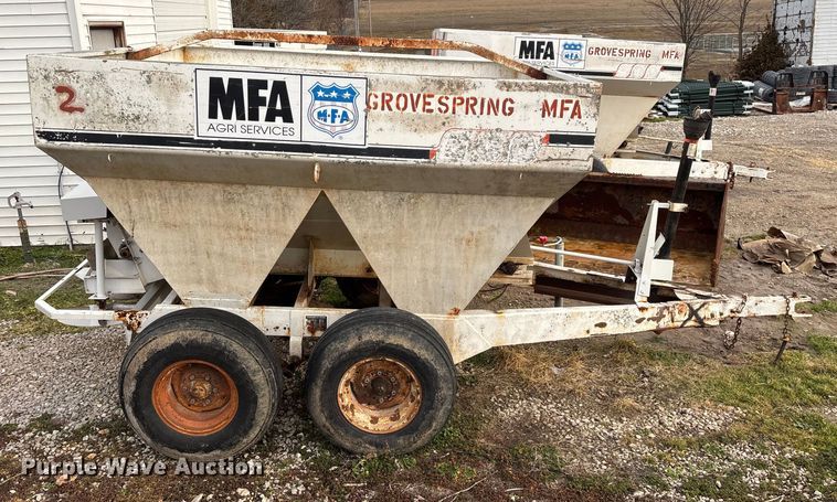 image for item FG0076 Willmar 500 spreader