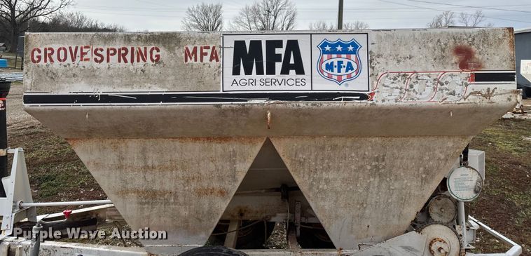 image for item FG0076 Willmar 500 spreader