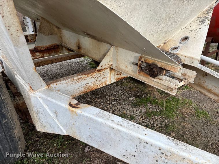 image for item FG0076 Willmar 500 spreader