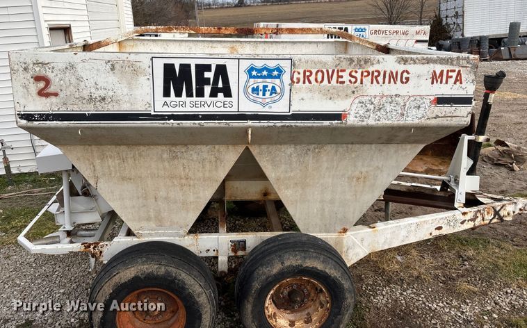 image for item FG0076 Willmar 500 spreader