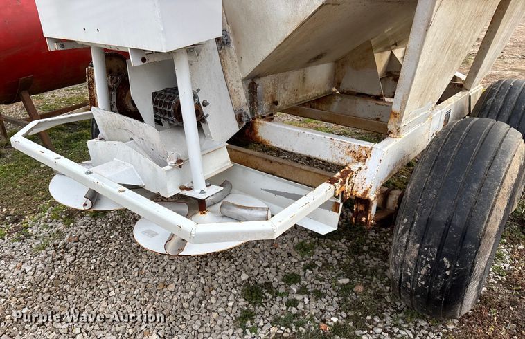 image for item FG0076 Willmar 500 spreader