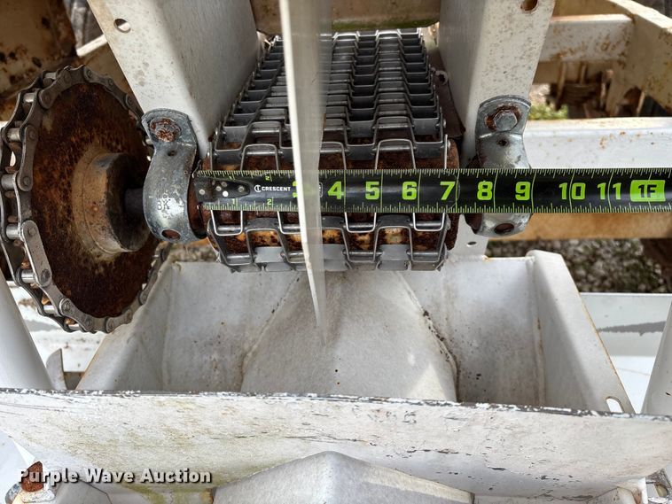 image for item FG0076 Willmar 500 spreader