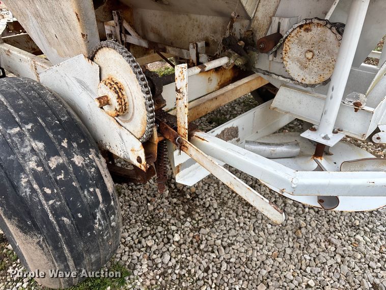 image for item FG0076 Willmar 500 spreader