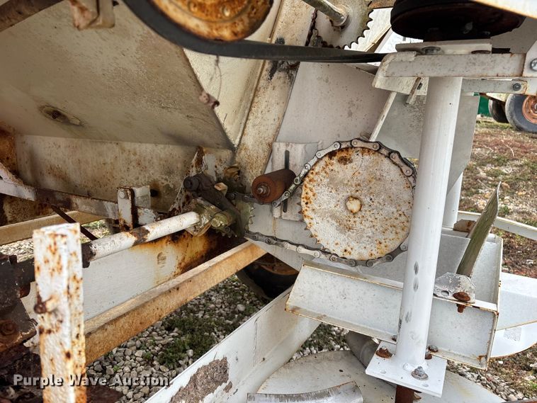 image for item FG0076 Willmar 500 spreader