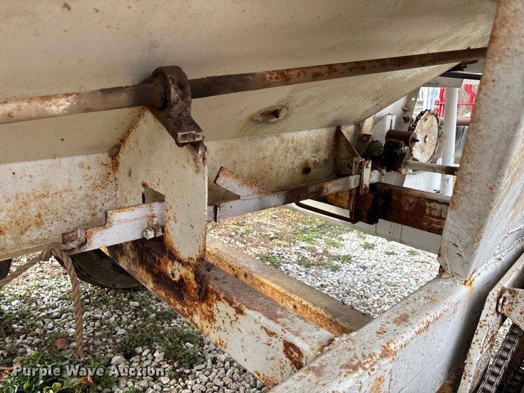 image for item FG0076 Willmar 500 spreader