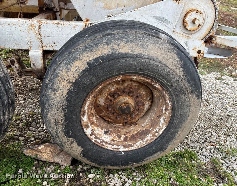 image for item FG0076 Willmar 500 spreader