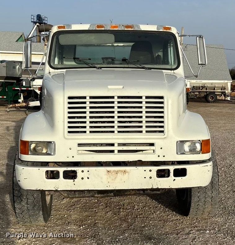 image for item FG0089 2002 International 8100 applicator truck