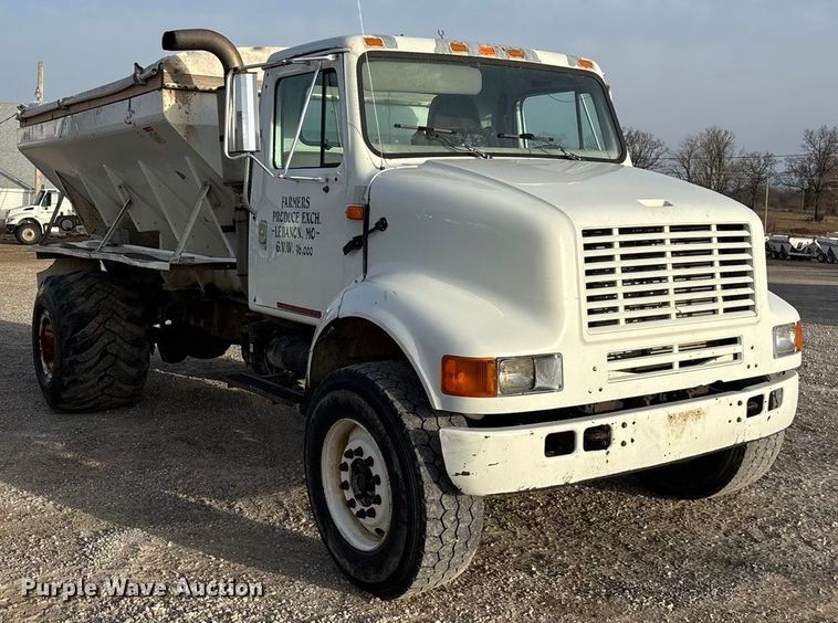 image for item FG0089 2002 International 8100 applicator truck