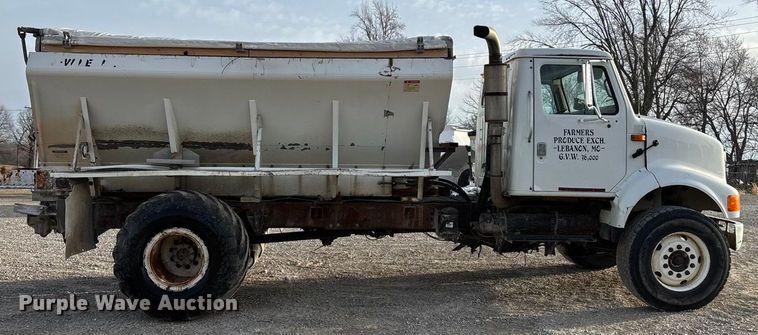 image for item FG0089 2002 International 8100 applicator truck