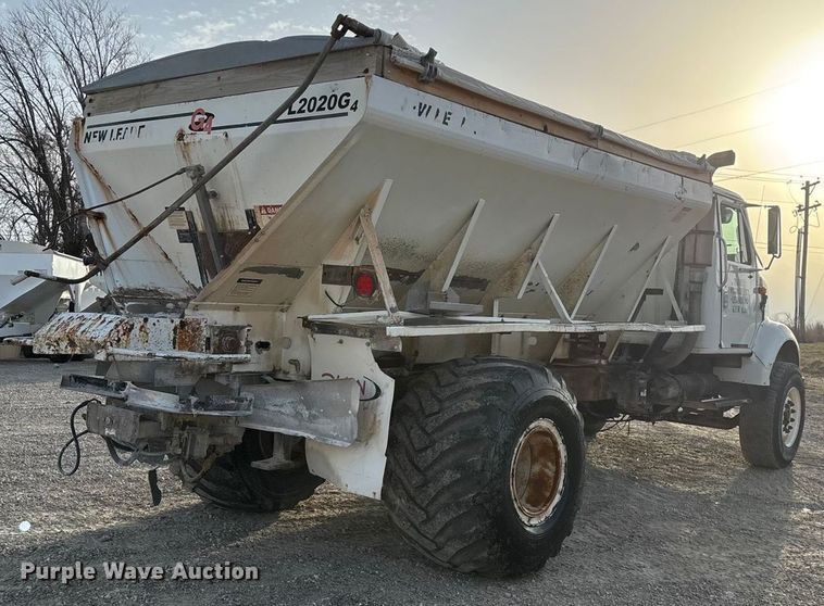 image for item FG0089 2002 International 8100 applicator truck