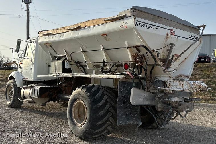 image for item FG0089 2002 International 8100 applicator truck