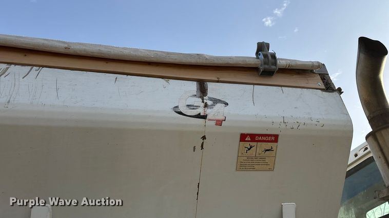 image for item FG0089 2002 International 8100 applicator truck