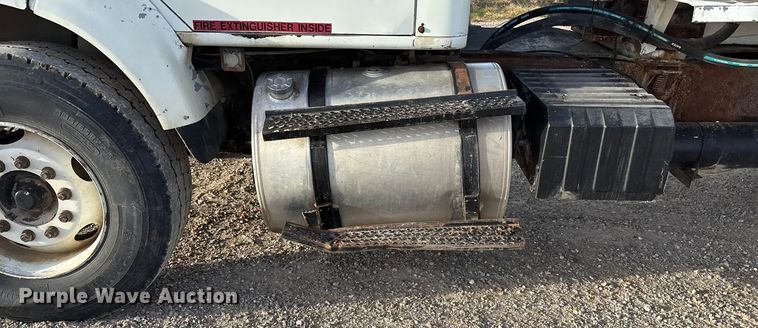 image for item FG0089 2002 International 8100 applicator truck