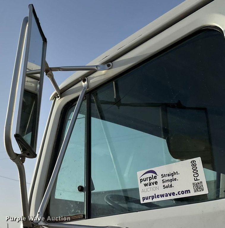 image for item FG0089 2002 International 8100 applicator truck