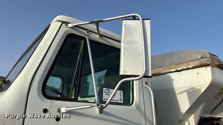 image for item FG0089 2002 International 8100 applicator truck