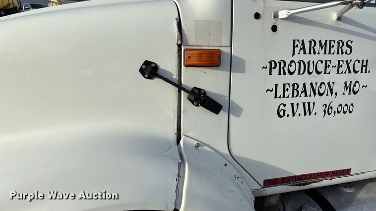 image for item FG0089 2002 International 8100 applicator truck