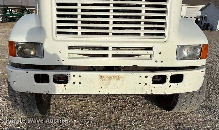 image for item FG0089 2002 International 8100 applicator truck