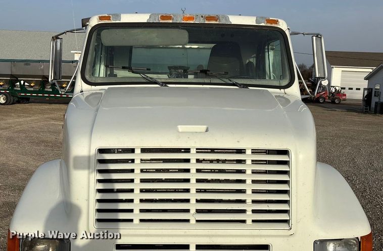 image for item FG0089 2002 International 8100 applicator truck