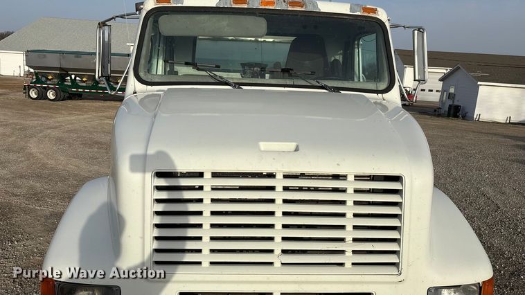 image for item FG0089 2002 International 8100 applicator truck