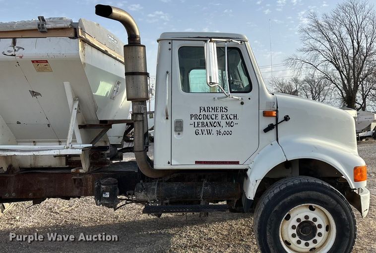 image for item FG0089 2002 International 8100 applicator truck