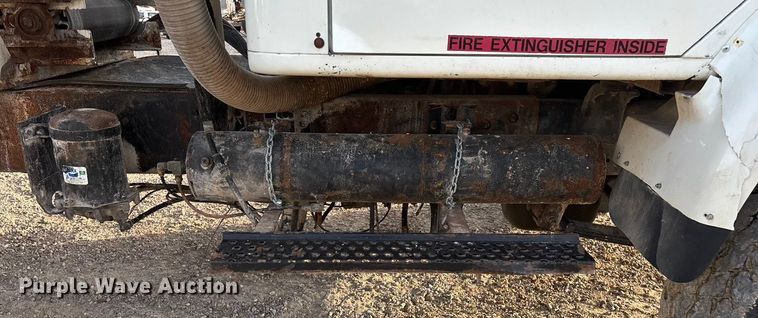 image for item FG0089 2002 International 8100 applicator truck