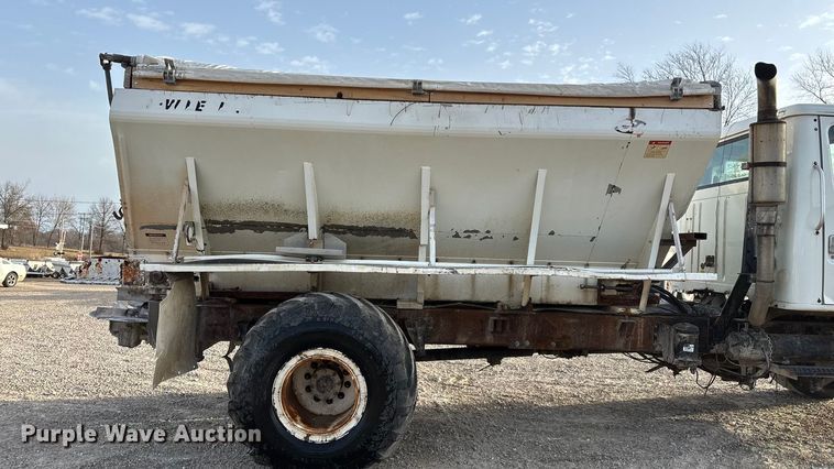 image for item FG0089 2002 International 8100 applicator truck