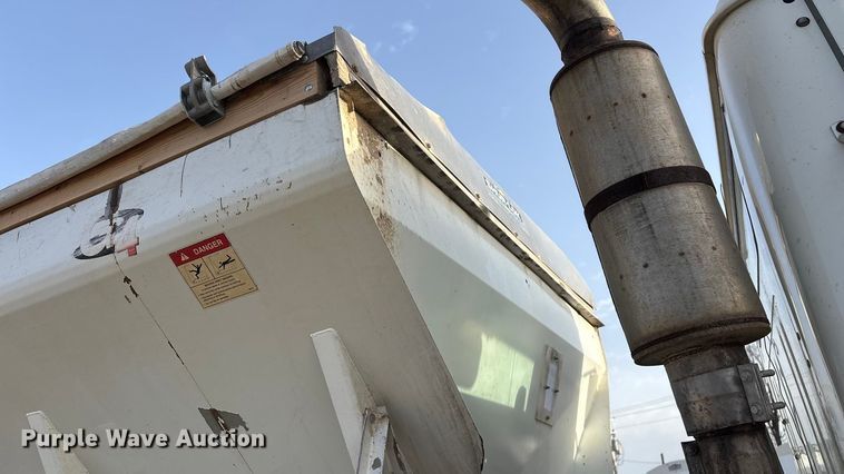 image for item FG0089 2002 International 8100 applicator truck