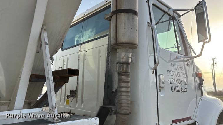 image for item FG0089 2002 International 8100 applicator truck